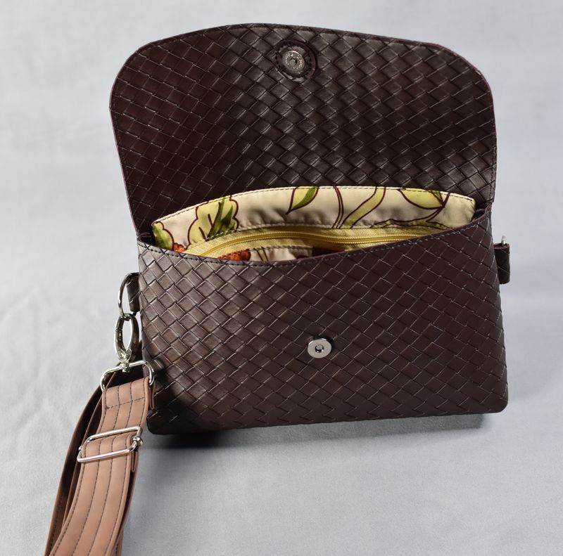 Sac à bandoulière en simili cuir tressé marron foncé