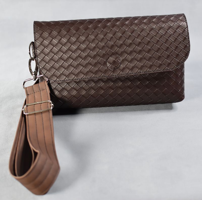 Sac à bandoulière en simili cuir tressé marron foncé