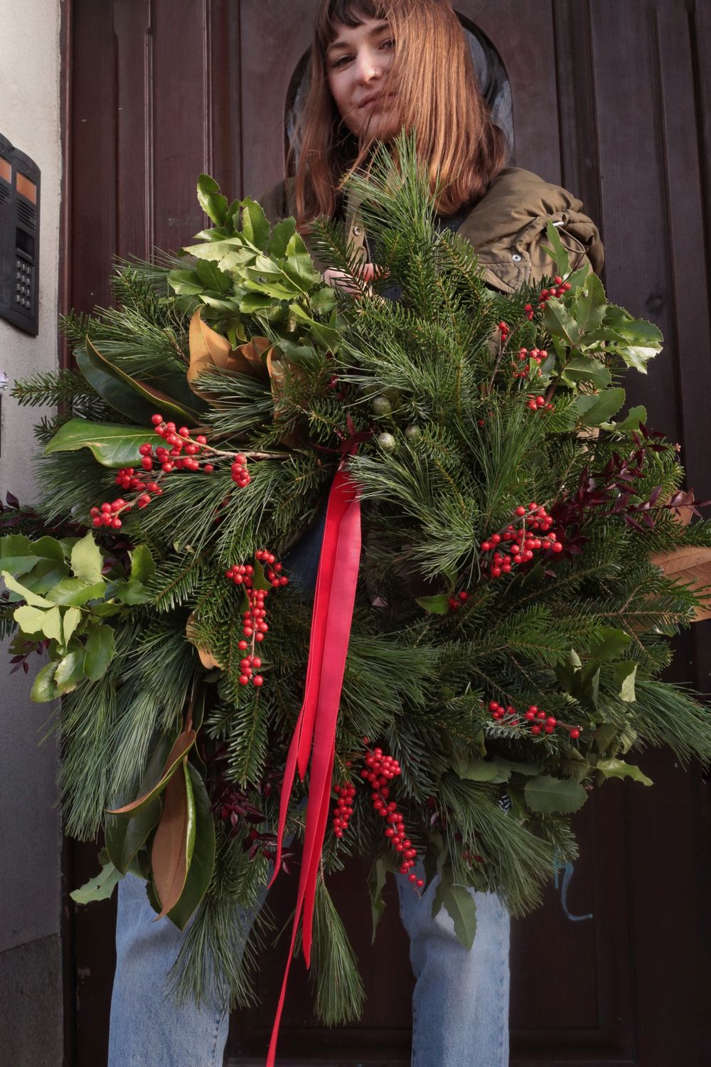 Wianek świąteczny z czerwienią