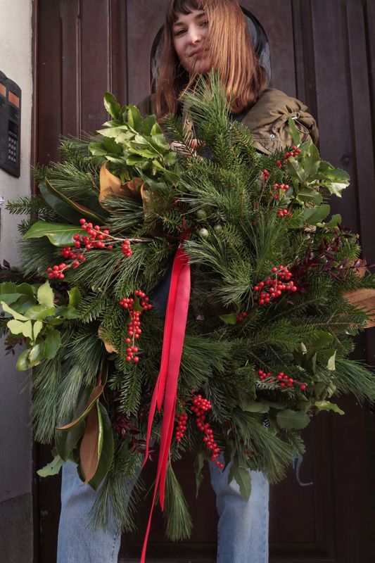 Wianek świąteczny z czerwienią