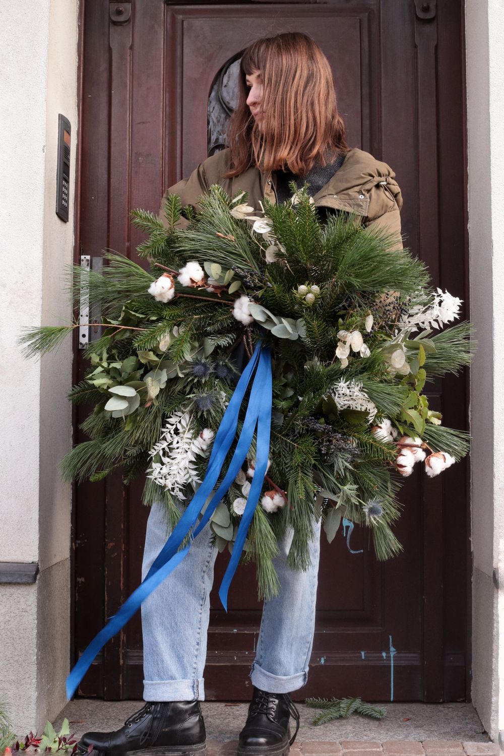 Wianek świąteczny z bawełną i mikołajkiem