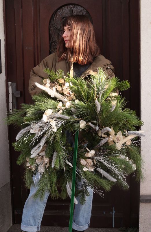 Wianek świąteczny z srebrnymi dodatkami