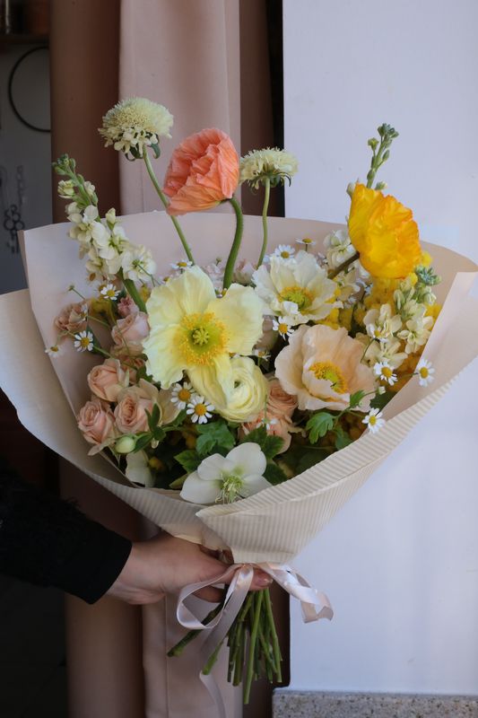 Bukiet z makami i jaskrami