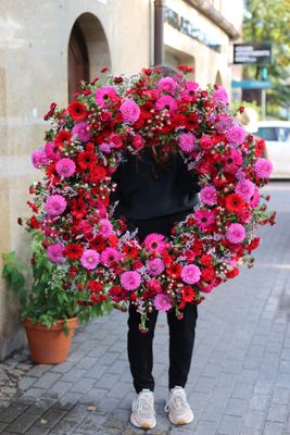 Wieniec rzymski w różu i czerwieni