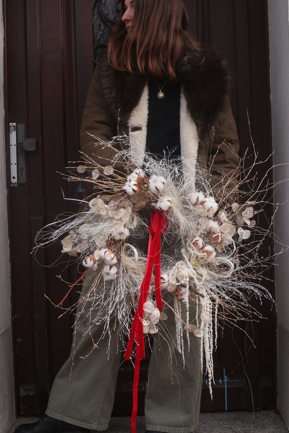 Wianek z bawełną i złotem 50-60 cm