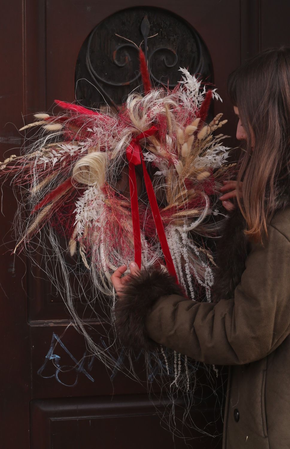 Wianek z bielą i czerwienią 50-60 cm