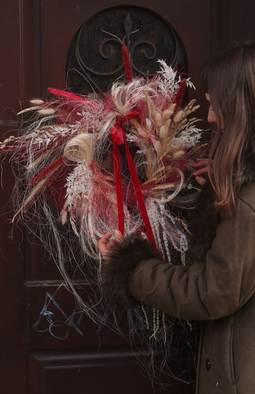 Wianek z bielą i czerwienią 50-60 cm