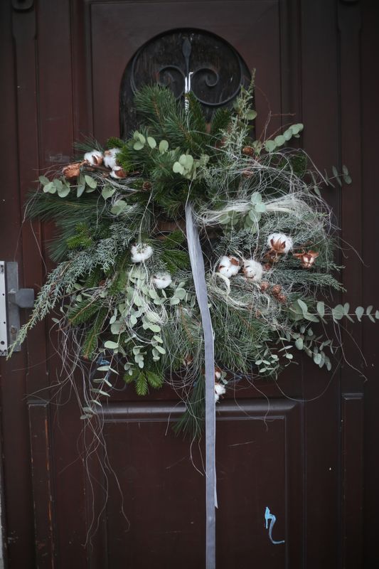 Wianek świąteczny z bielą 