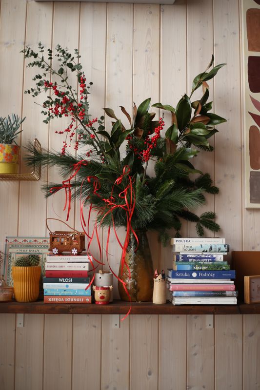 Świąteczny bukiet z czerwienią