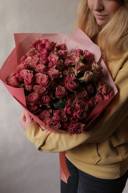 Bukiet różowych róż gałązkowych