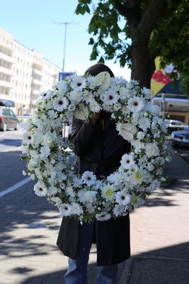 Wieniec rzymski w bieli