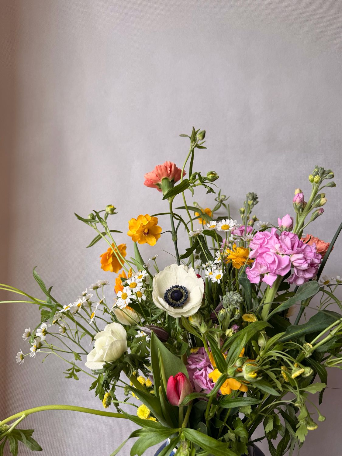 Bukiet wiosennych kwiatów kolorowy