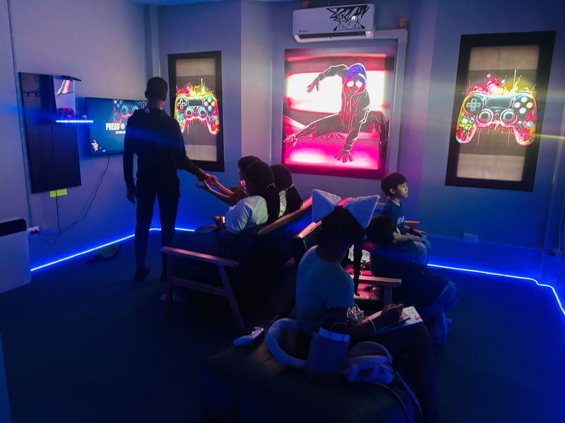 🎮 Private Game Room – Party Package w/Pizza