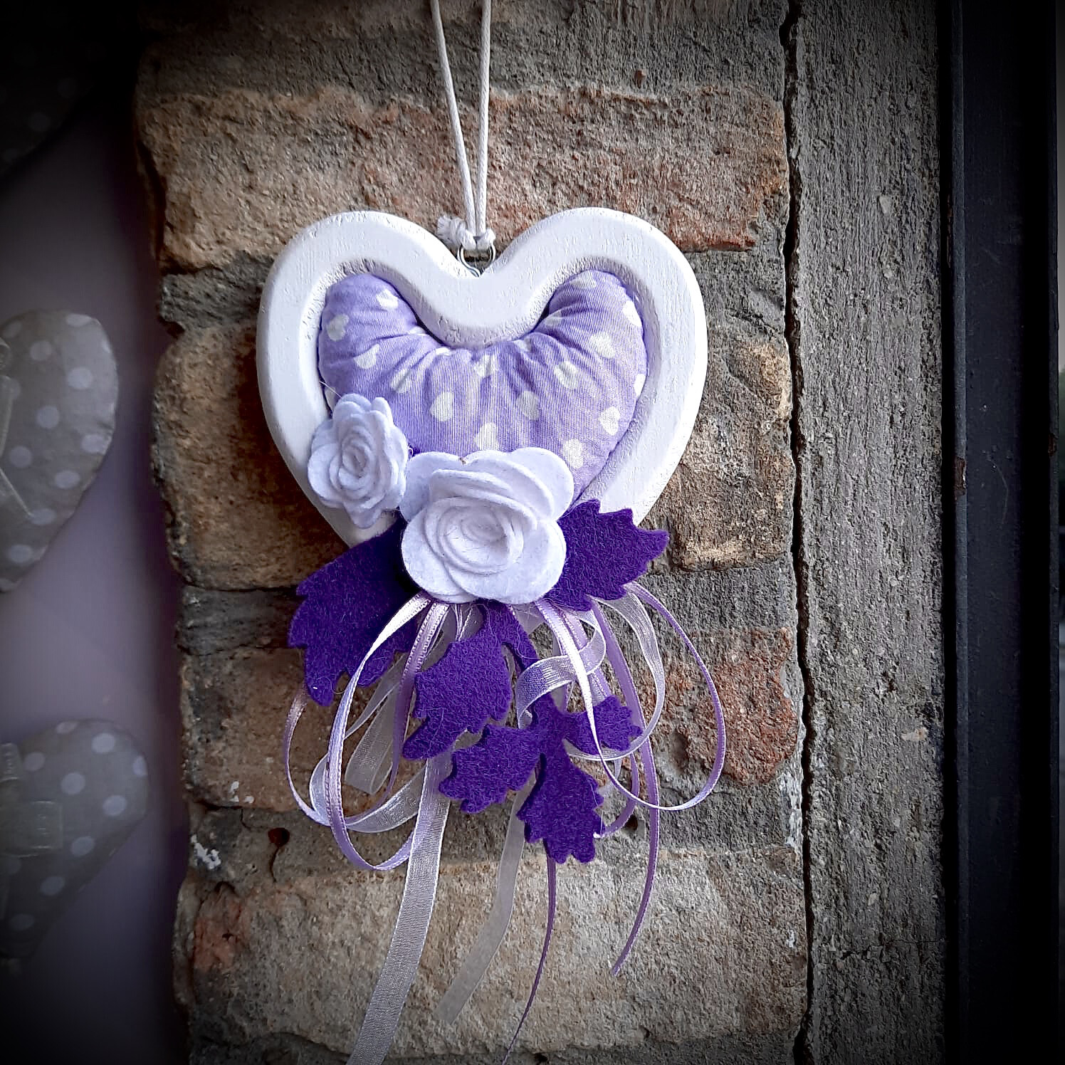 Cuori con contorno in legno bianco,lavanda e decorazioni in feltro (Colore nei toni del lilla) (Uno)