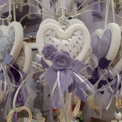 Cuori con contorno in legno bianco,lavanda e decorazioni in feltro (Colore nei toni del lilla) (Uno)