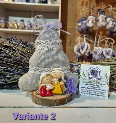 Alberello pieno di lavanda con presepe
