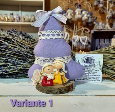 Alberello pieno di lavanda con presepe