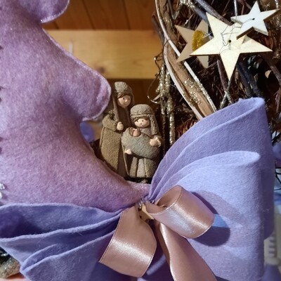 Ghirlanda con alberi pieni di fiori di lavanda e presepe