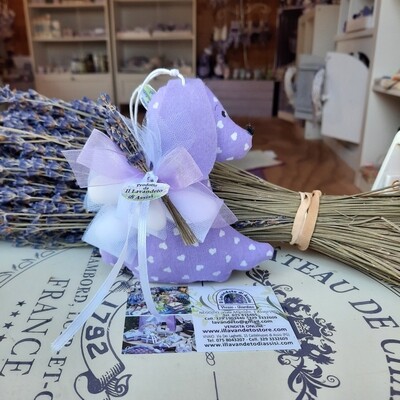 Cagnolino con fiori di lavanda all'interno e confetti