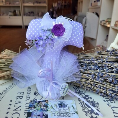 Tao pieno di fiori di lavanda e confetti