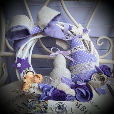 Ghirlanda con alberelli piena di lavanda e natività