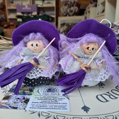 Befana piccola con scopa piena di lavanda