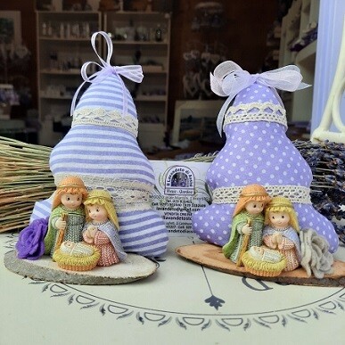Alberello pieno di lavanda con presepino nei toni del lilla