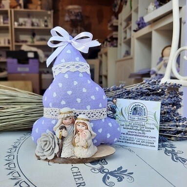 Alberello pieno di lavanda con presepino nei toni del lilla