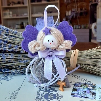 Angelo lavanda con Tau, fatto a mano imbottito di  lavanda, completo di 5 confetti e e bigliettino.  Sacchetto lavanda a forma di angelo.