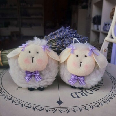 Pecorella batuffolo piena di fiori di lavanda
