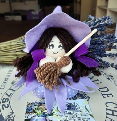 Befana con scopa imbottita di fiori di lavanda
