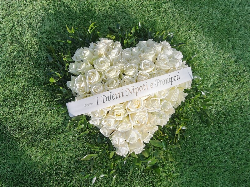 Cuore funebre Rose bianche