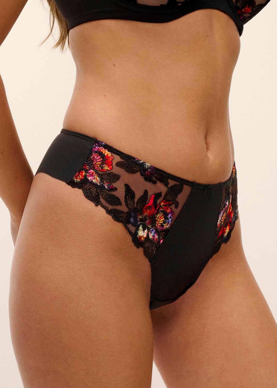 FAN103470 Magdalena Thong