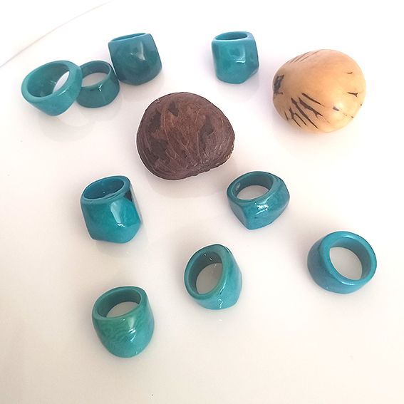 anillos de tagua color turquesa monocromáticos