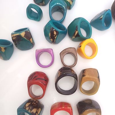 anillos con monte plano y de relieve.