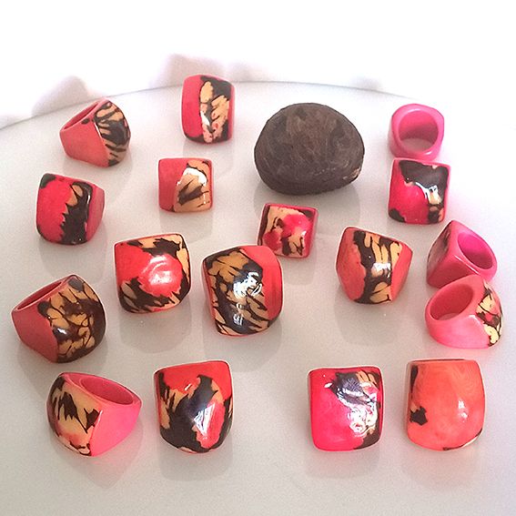 anillos de tagua color rosa con corteza