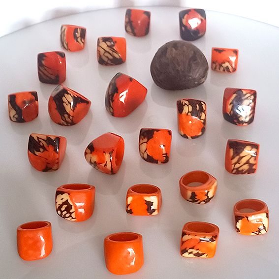 anillos de tagua color naranja con corteza