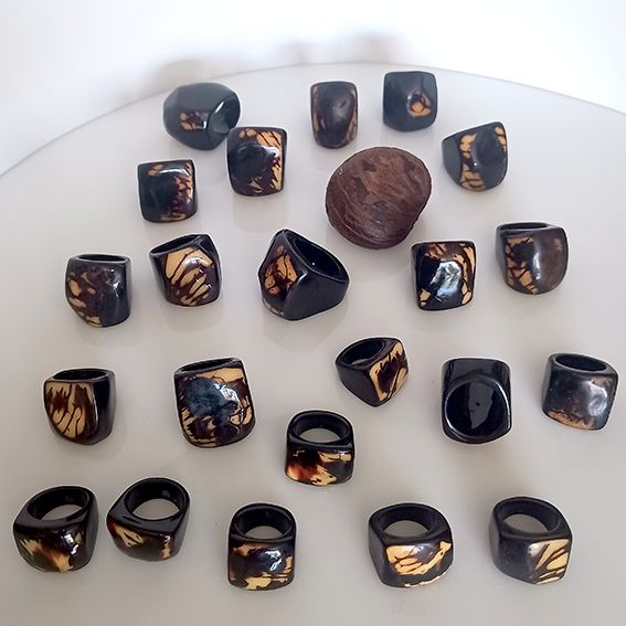 anillos de tagua negros con corteza