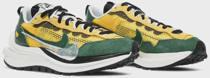 Sacai x Nike Vaporwaffle &quot;Tour Yellow Stadium Green&quot;