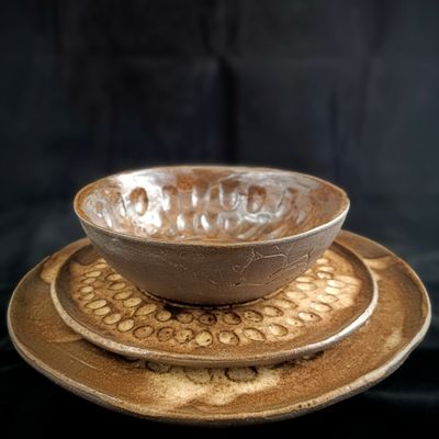 Zestaw talerzy z brązowej gliny