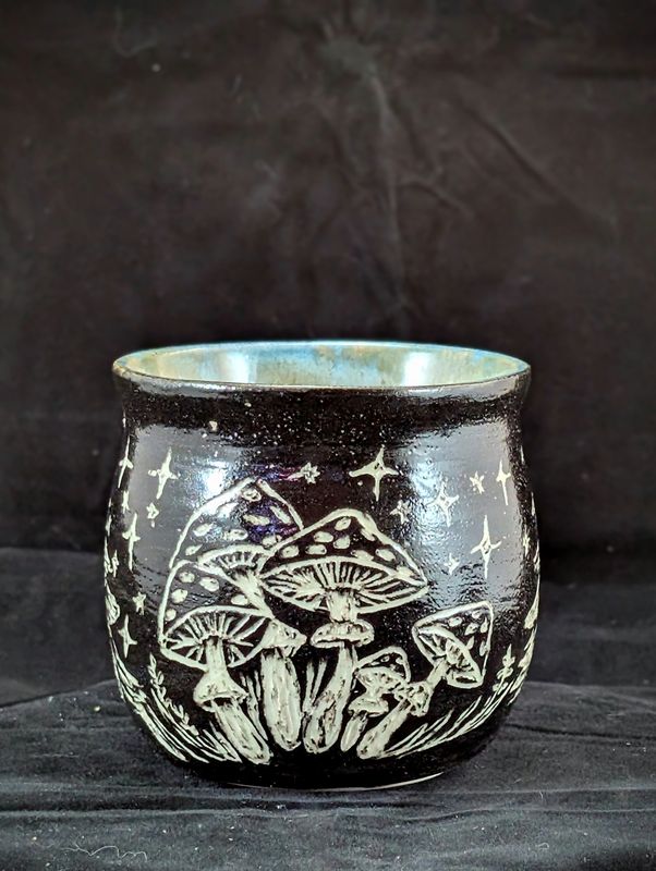 Kubek sgraffito grzyby