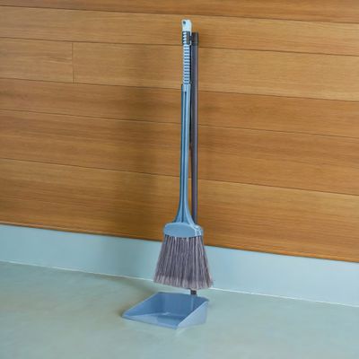 Веник и совок для уборки