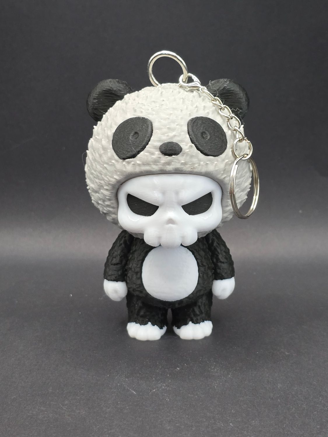 Skelett im Pandakostüm