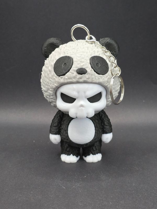 Skelett im Pandakostüm