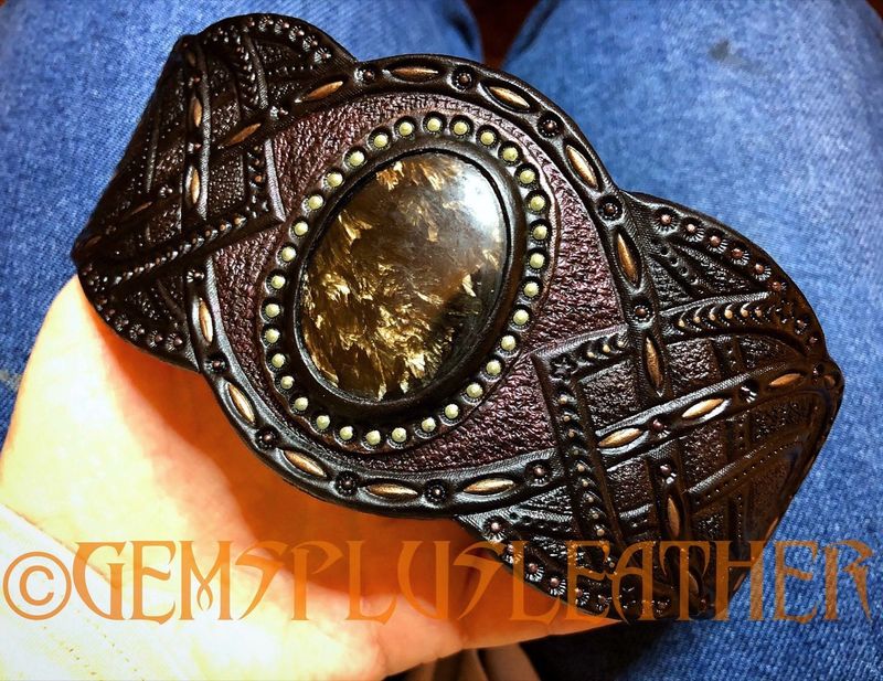 Hand tooled and painted leather cuff bracelet with seraphinite - Boho jewelry - Handmade unisex jewelry - Luxury jewelry by GemsPlusLeather