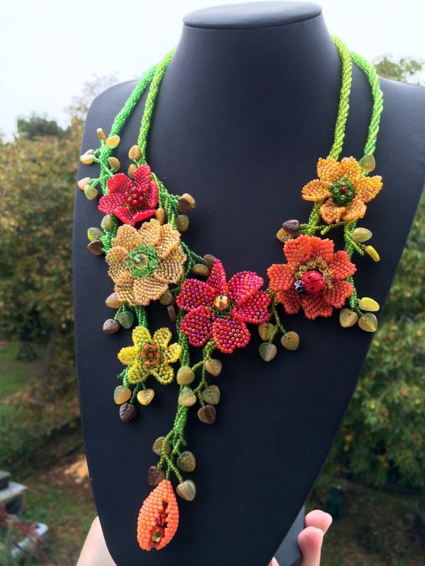 Beading tutorial - Pattern and photo tutorial for beaded floral necklace