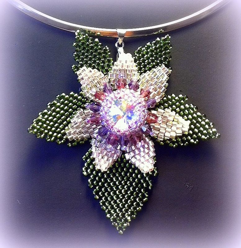 Beaded flower on a leaf pendant tutorial and pattern - Artisan jewelry scheme