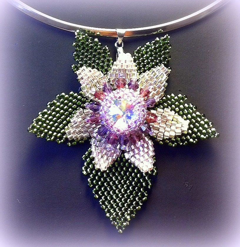 Beaded flower on a leaf pendant tutorial and pattern - Artisan jewelry scheme