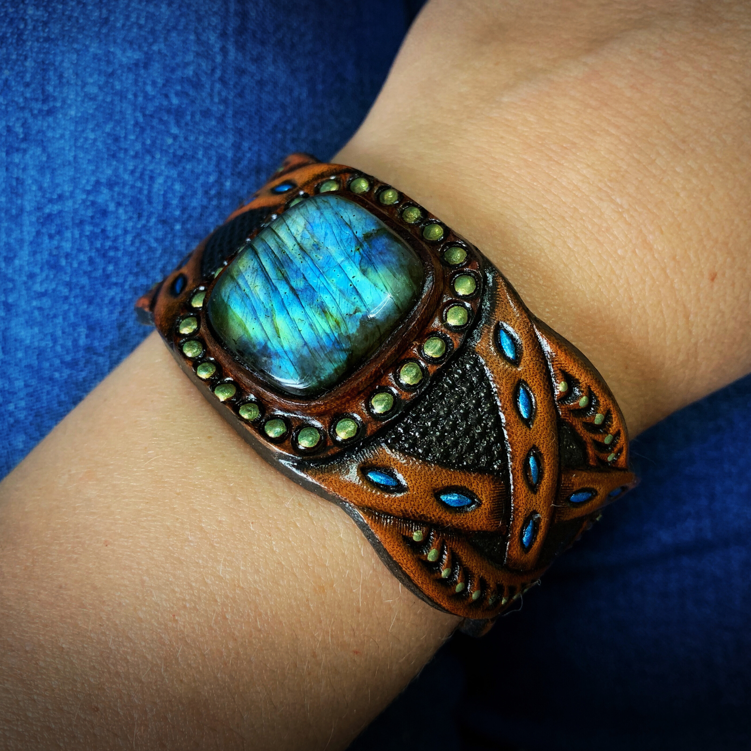 Tooled leather cuff bracelet with blue labradorite cabochon - Boho jewelry by Gemsplusleather - Artisan gift for her