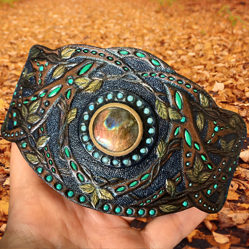 Hand tooled leather elven / Wiccan / pagan / druid&#39;s bracelet with labradorite and carved leave vines - Fantasy cosplay bracelet
